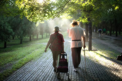 78歲老人欲與保姆再婚，大房子的智慧處理之道